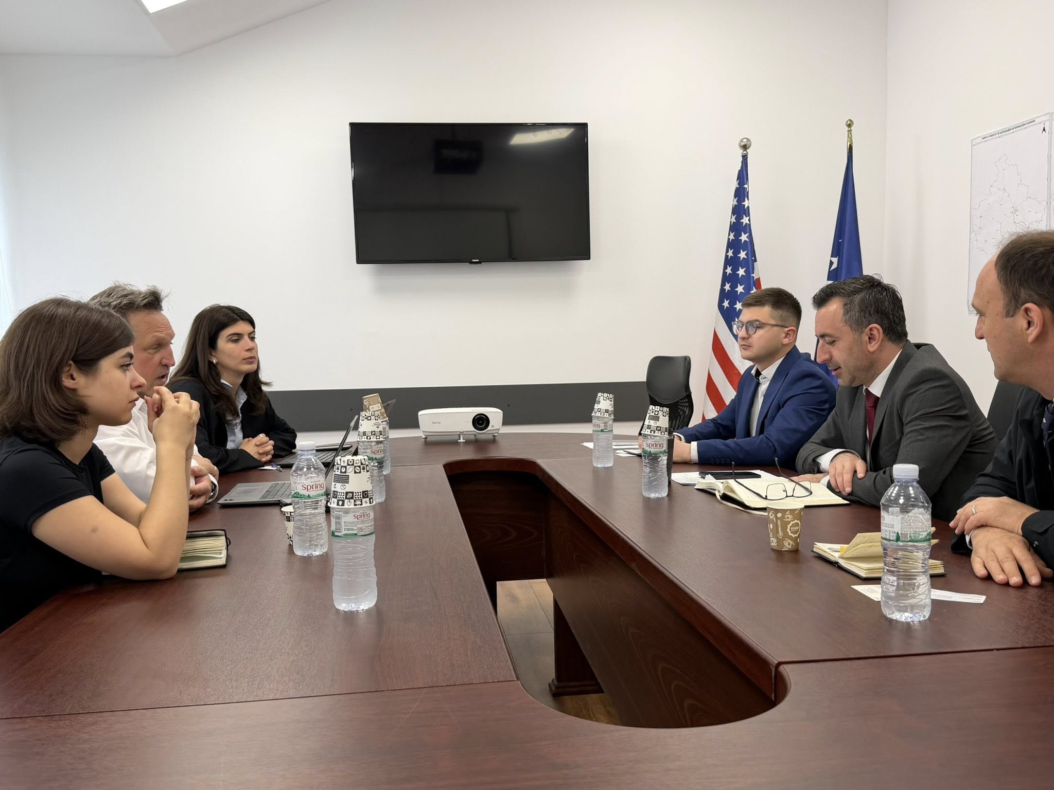 Ministri Basha zhvilloi një takim me përfaqësues të Wizz Air-it për zgjerimin e linjave ajrore