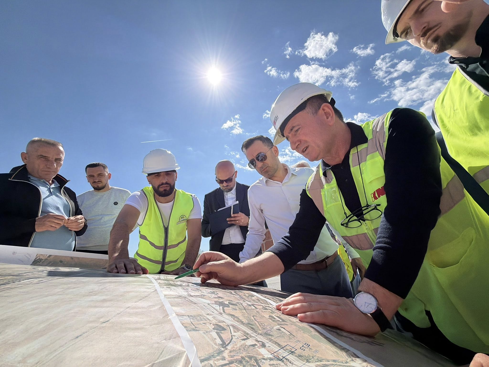 Ministri Basha inspekton punimet në rrugën nacionale Prishtinë-Pejë