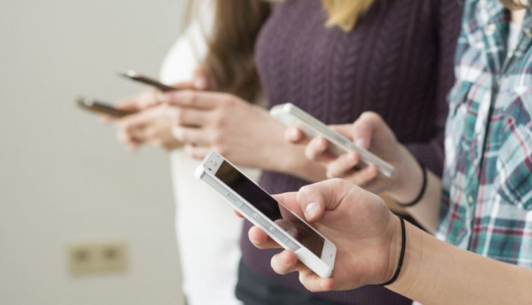 Norvegjia planifikon t’i ndalojë rrjetet sociale për fëmijët nën 16 vjeç