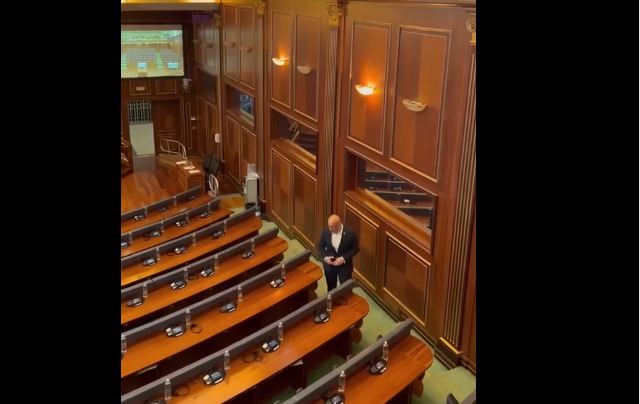 Haradinaj, arrin i pari në Kuvend, ankohet për vonesa