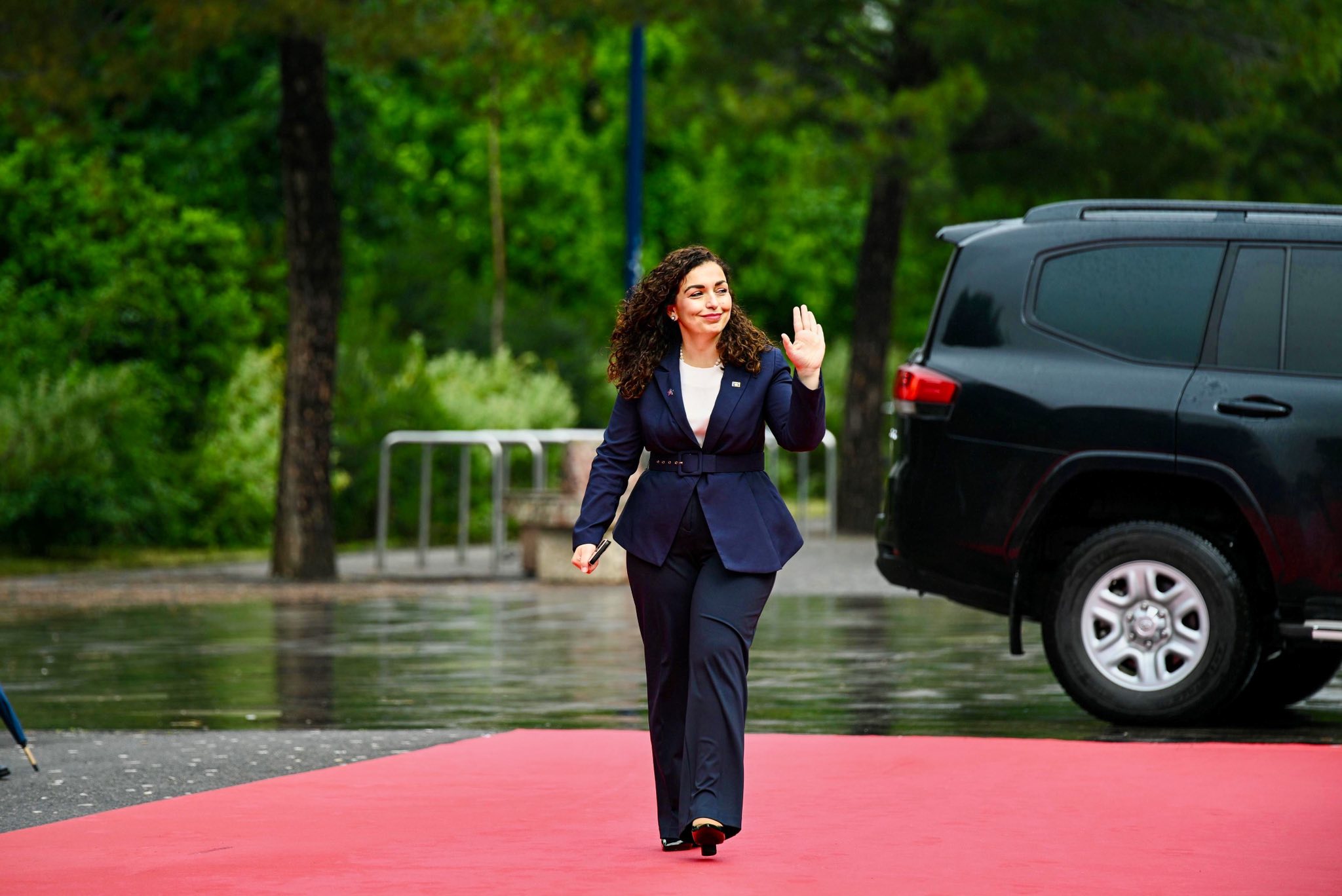 “Profili ndryshe” që mund ta trazojë skenën politike: Vjosa Osmani në terren