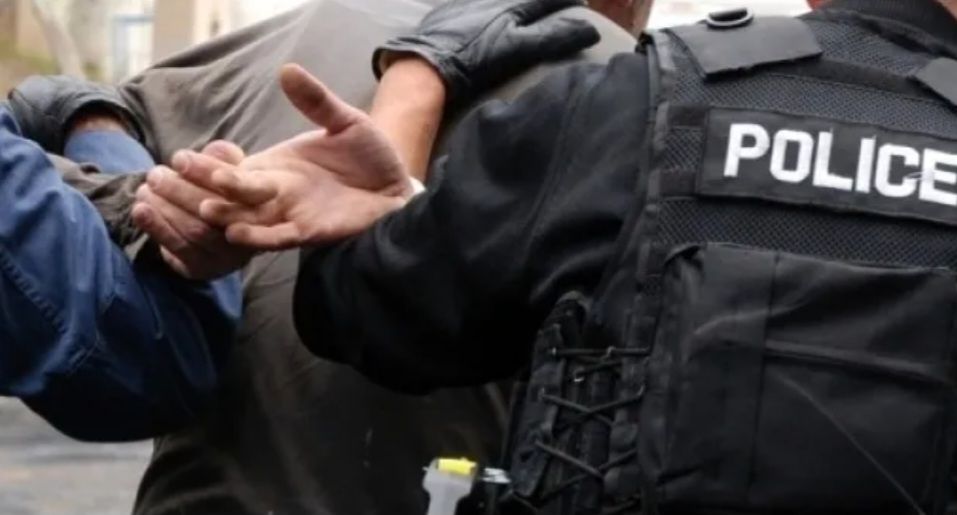 E kanosi dhe e sulmoi fizikisht nënën, arrestohet i dyshuari në Shtime