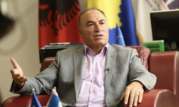 Shahini: Qeveria po shkel të drejtat ekonomike me subvencionimin e aviokompanive
