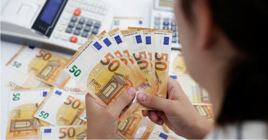 Këmbimi valutor/ Çfarë po ndodh sot me monedhat e huaja? Me sa po blihen dhe shiten dollari dhe euro