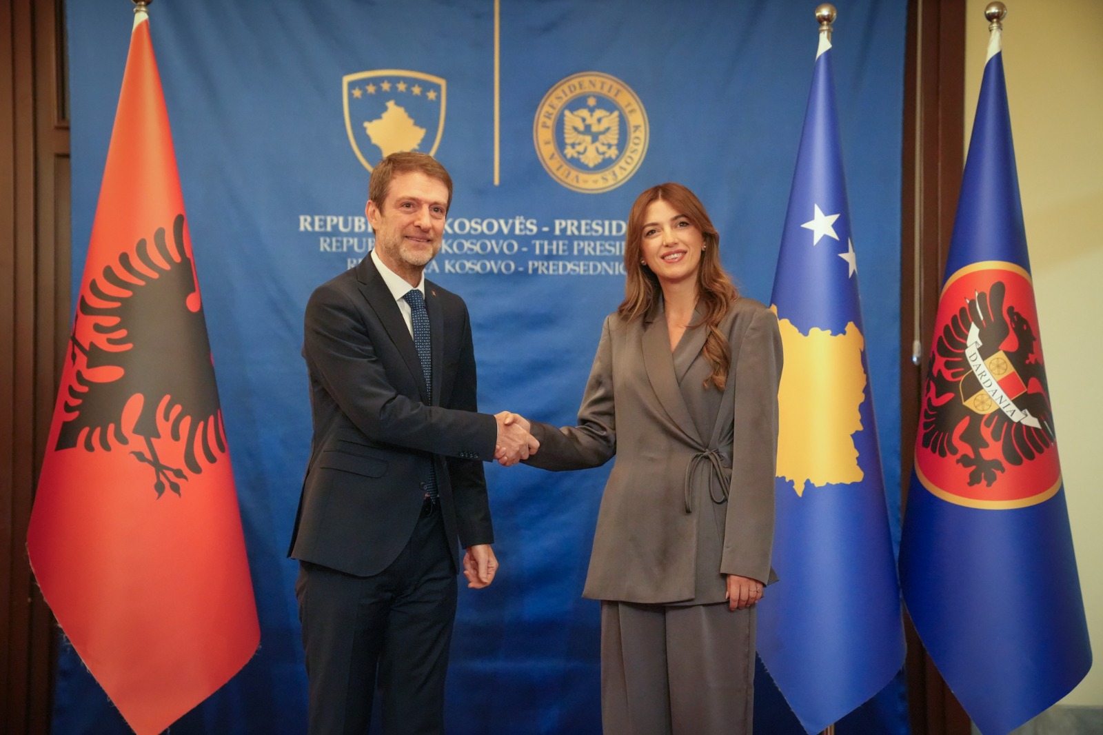 “Ju keni qenë zëri i Kosovës kur Kosova nuk kishte zë”, detaje nga takimi i ministrit shqiptar Hoxha dhe Haxhiut