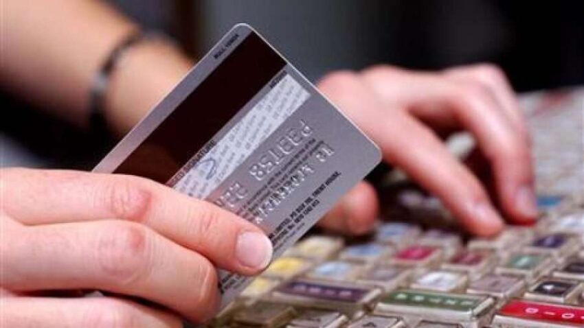 Qytetarët të zhytur në kredi: Vlera e huave bankare arrin miliarda euro
