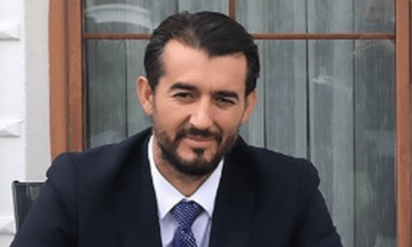 Labinot Tahiri dhuron 5 mijë euro për shtatoren e Adem Jasharit në Prishtinë