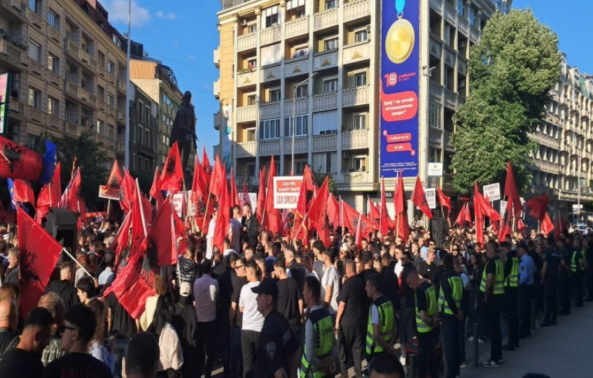 Protesta e studentëve në Shkup për gjuhën shqipe, policia liron tre të rinjtë shqiptarë