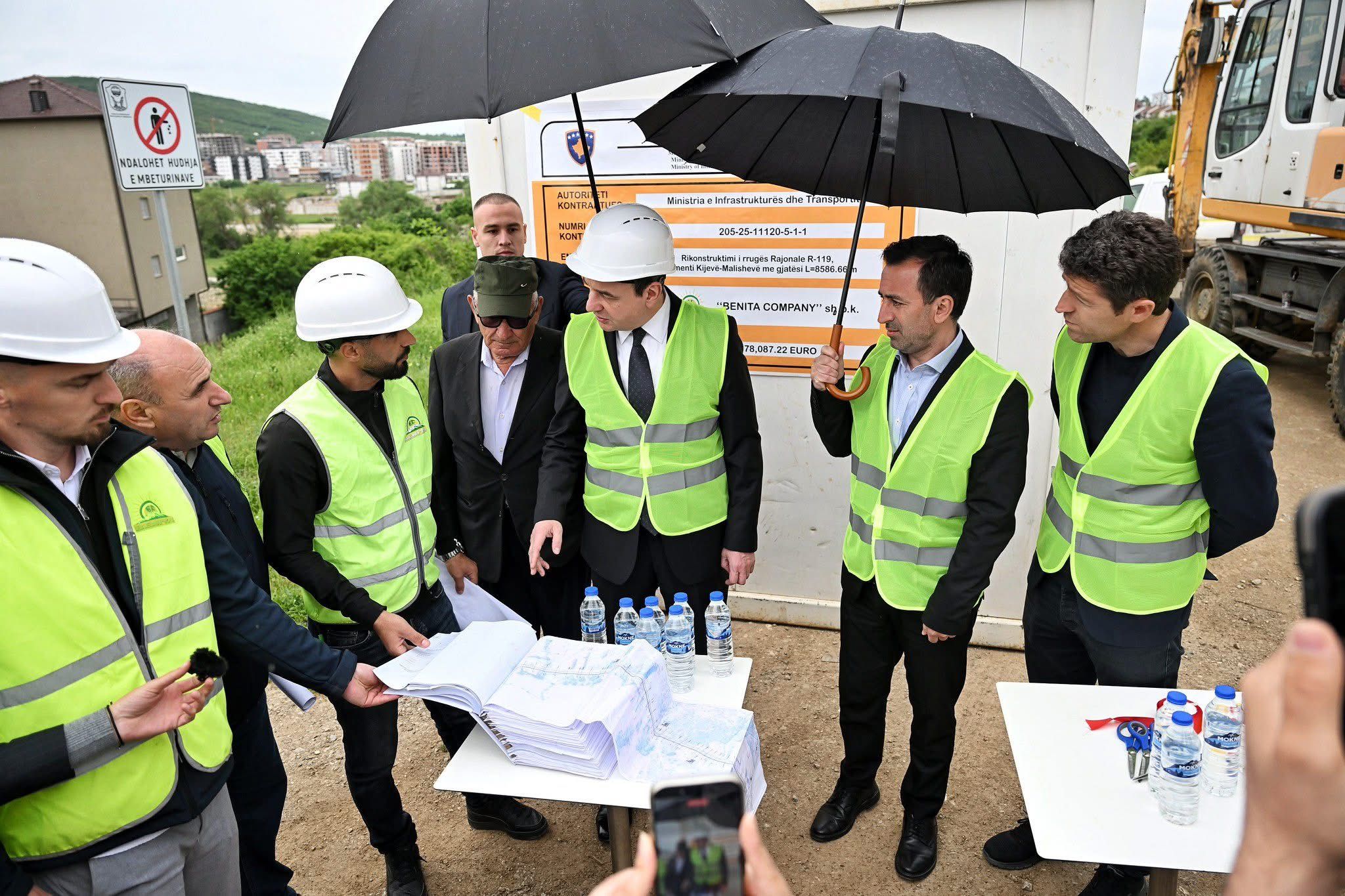 Fillojnë punimet / Rikonstruktimi i rrugës Arllat–Malishevë, merr pjesë edhe Kurti