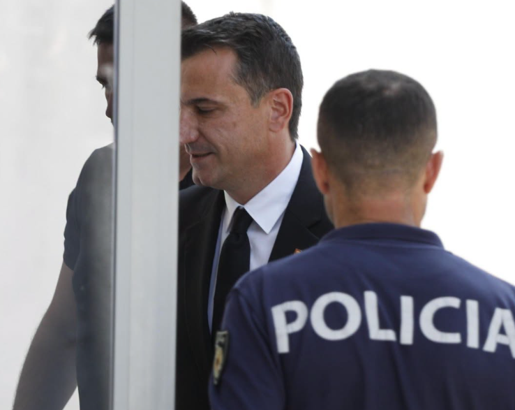 Erion Veliaj arrin në gjyq, mbante në duar një libër