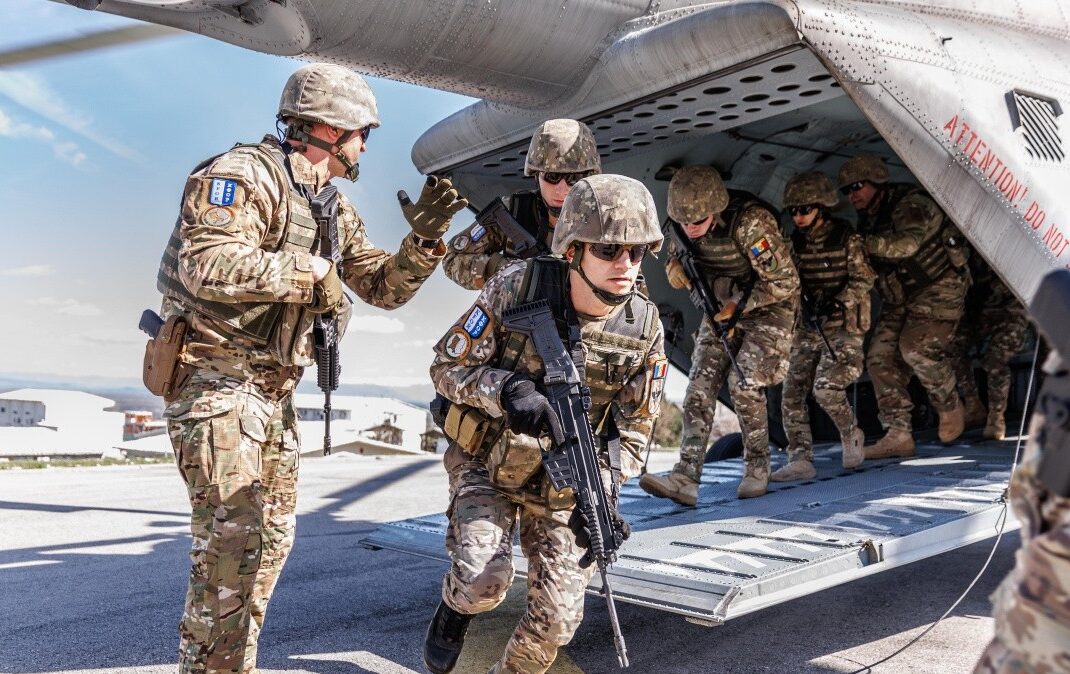 KFOR-i zhvillon stërvitje me helikopterë në Pejë për rritjen e gatishmërisë operacionale