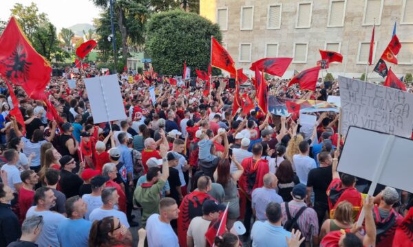 Veteranët e UÇK-së – protestuesve në Tiranë: Mos i keqpërdorni simbolet e UÇK-së për qëllime politike