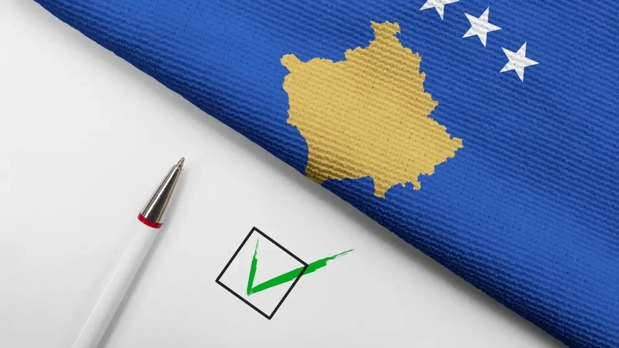 Reuters shkruan për zgjedhjet në Kosovë: Vendi kërkon dalje nga kriza politike