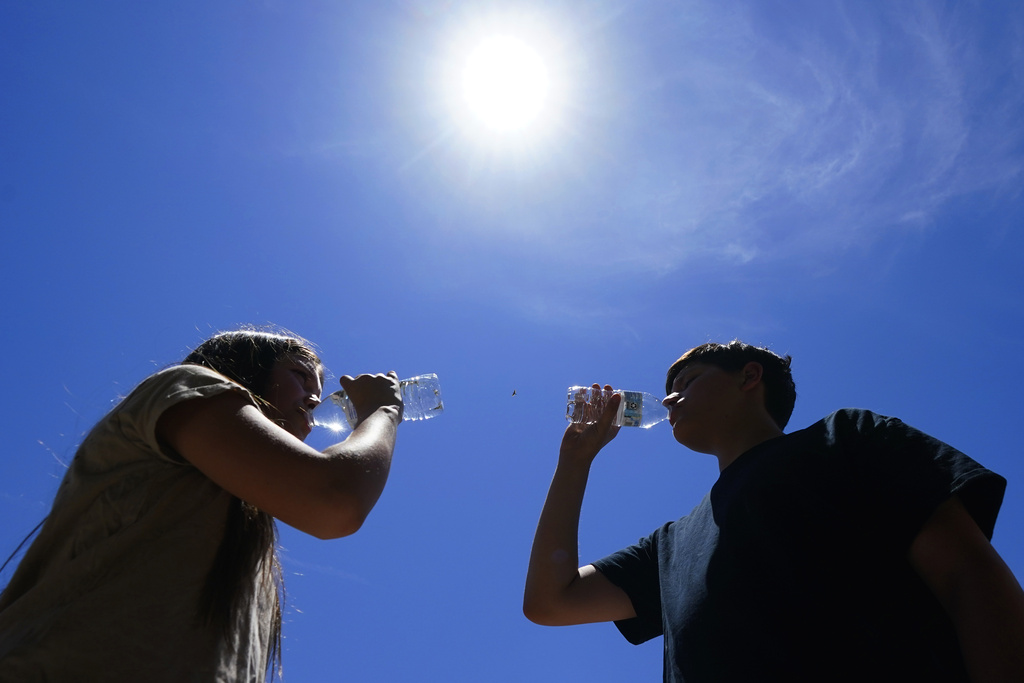 Temperaturat e larta sjellin rreziqe, mjeku tregon si të mbrohemi