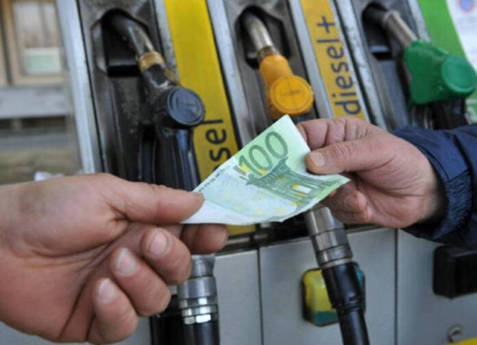 Nafta shtrenjtohet për të katërtën ditë radhazi, arrin në 1.79 euro për litër