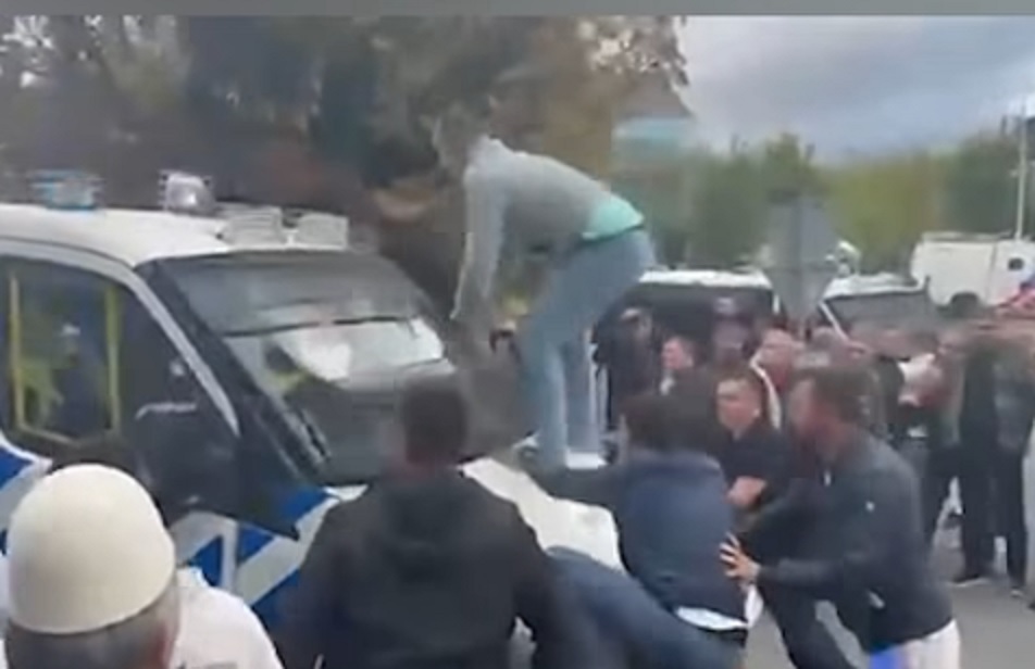 Qytetarët godasin me grushte dhe hipin mbi kombin e policisë në Hagë