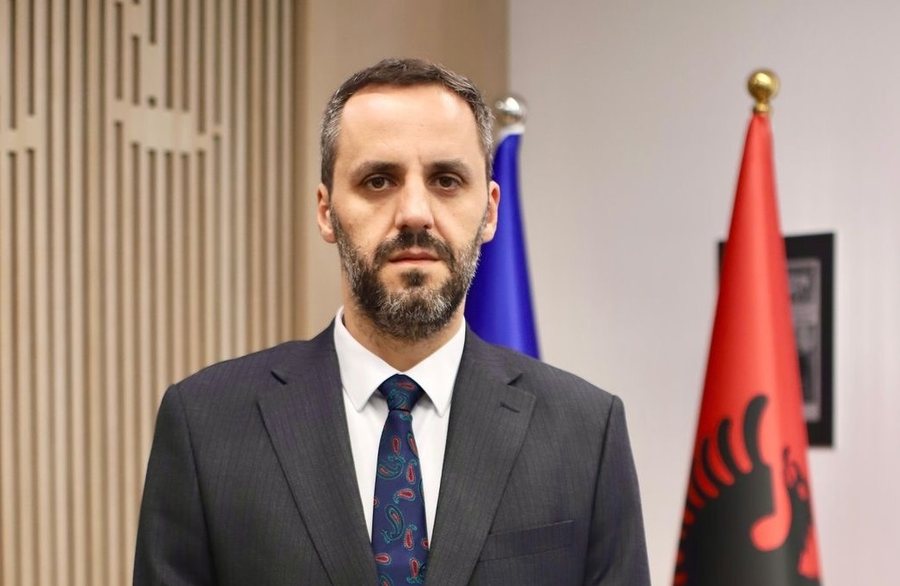 Shkarkohet nga detyra ministri i Brendshëm i Shqipërisë