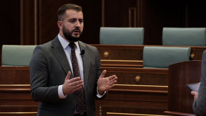 Lushtaku: Kuvendi s’është konstituuar, prandaj e kemi dërguar në Kushtetuese, Kurti po i shërben Serbisë