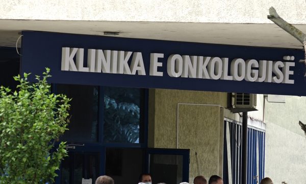 “Tetori rozë”, Haxhiu dhe Vitia shpërndajnë pako onkologjike