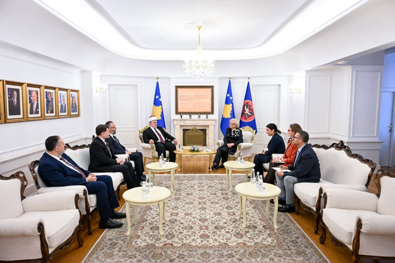 Presidentja Shiroka-Pula priti në një takim kreun e Bashkësisë Islame të Kosovës, myftiun Naim Tërnava