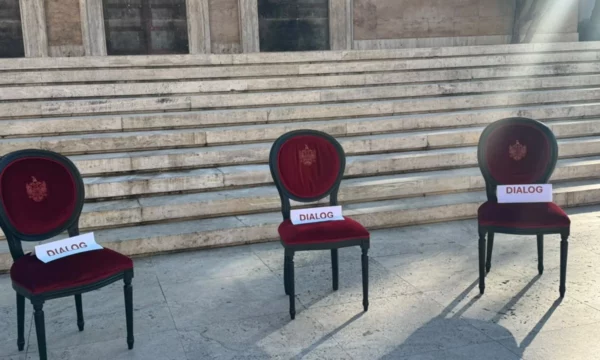 Rama fton studentët për diskutim, u vendos karriget bosh te Kryeministria me mbishkrimin “dialog”