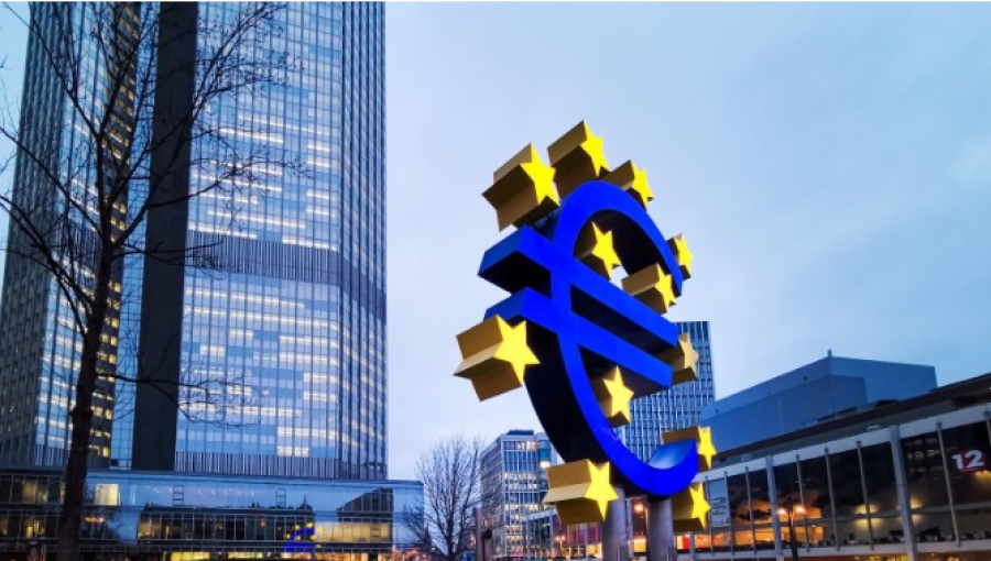 “Euro bie dukshëm kundrejt dollarit”- DW: Pritet të përkeqësojë inflacionin në BE