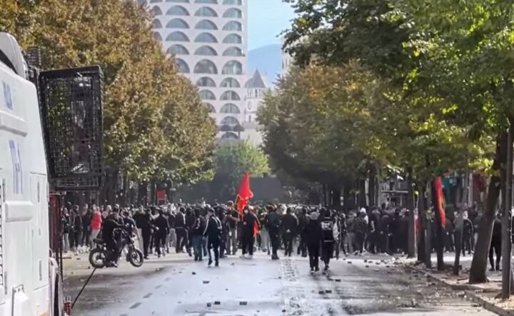 Dita e 3-të e protestës së studentëve në Shqipëri